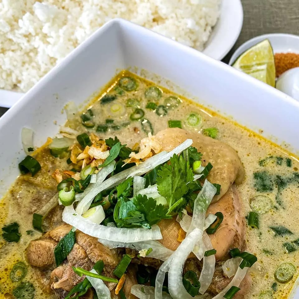 Golden Deli's Vietnamese chicken curry with rice, lime, and spices.